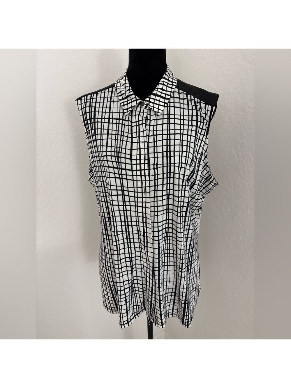 Worthington Black & White Grid Print Sleeveless Hidden Button Front Blouse – XL - Picture 2 of 10